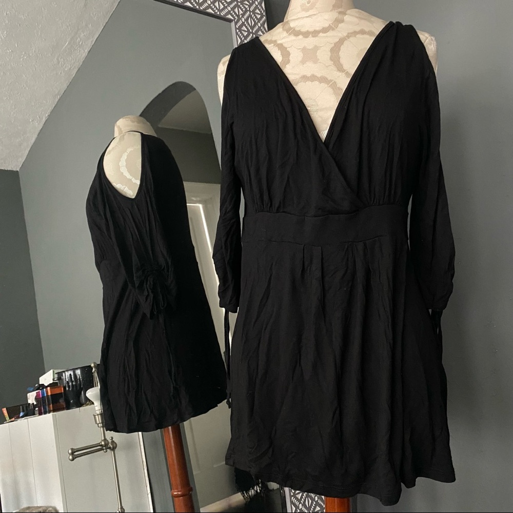 BOSTON PROPER Black V-neck Cold Shoulder Ruched Sleeve Top